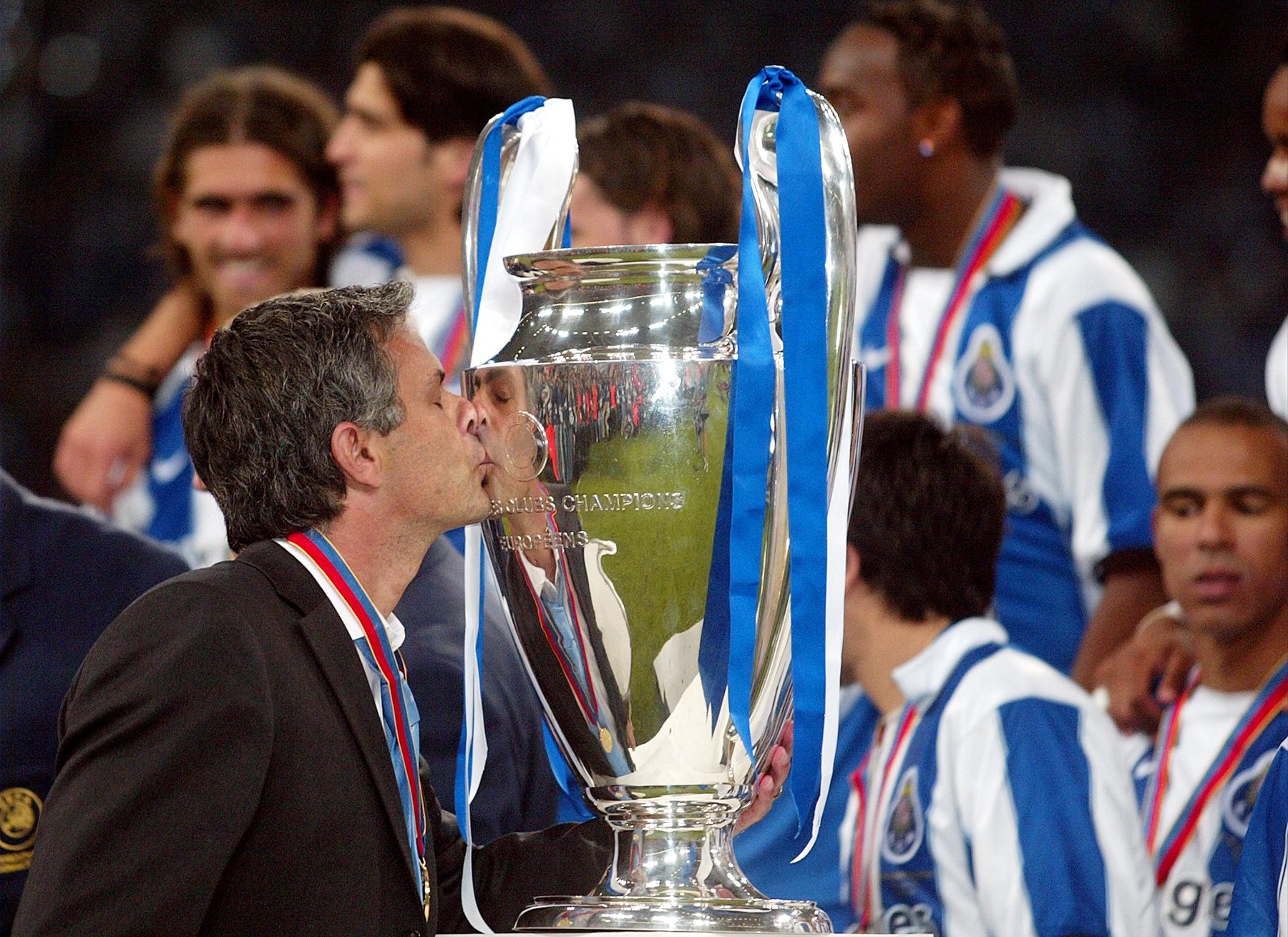 JOSÉ MOURINHO BEIJA TROFÉU LIGA DOS CAMPEÕES
