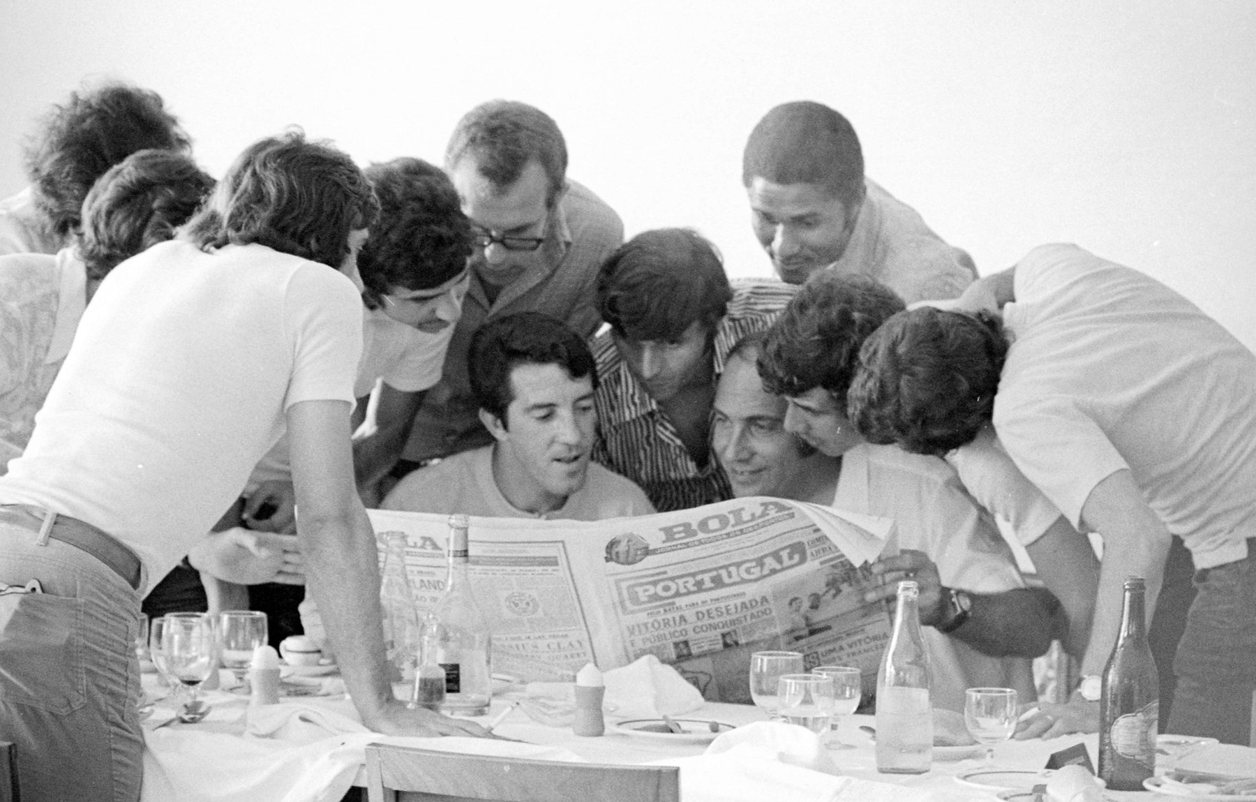 JOGADORES REUNIDOS À VOLTA DO JORNAL A BOLA