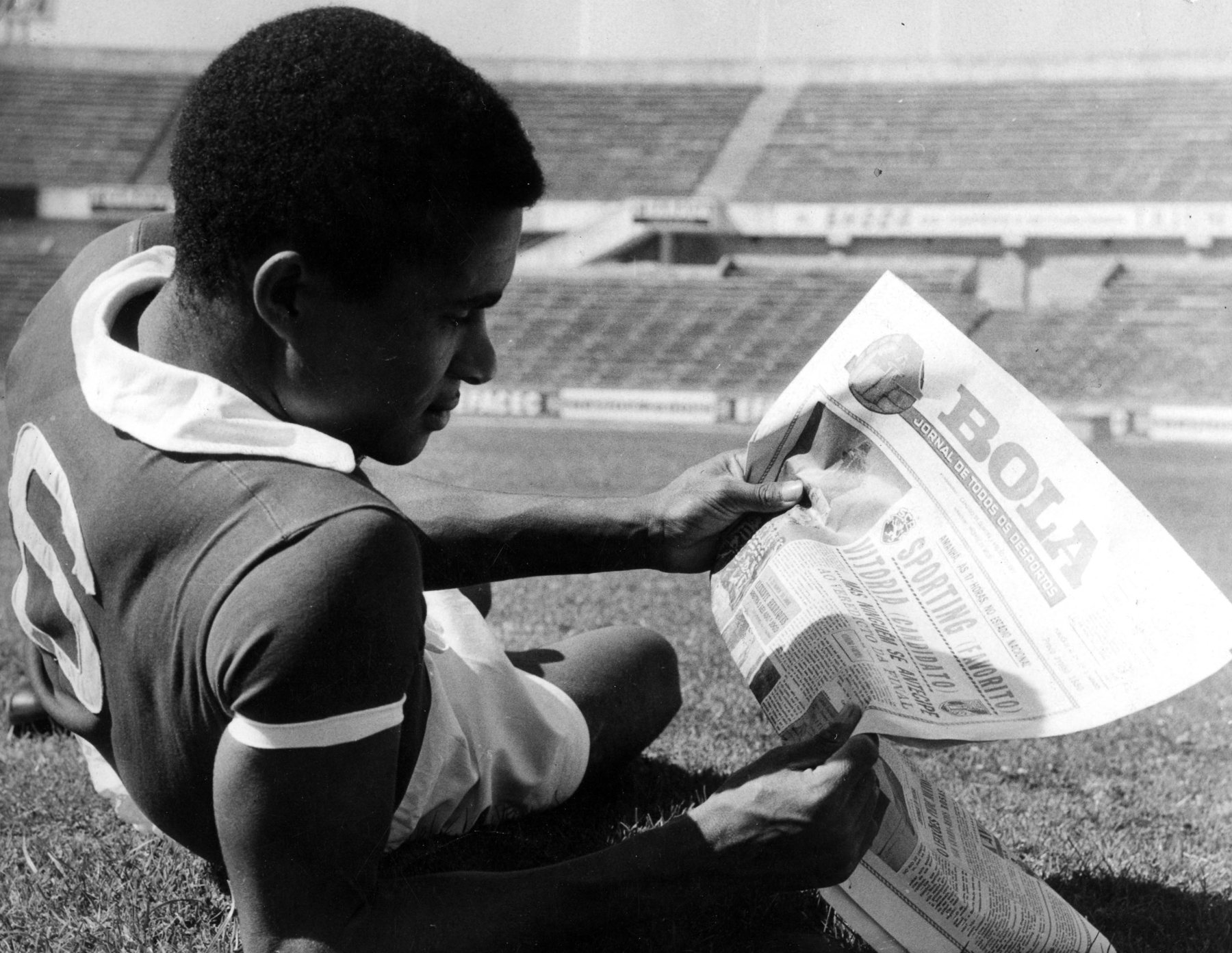 JOGADOR LENDO JORNAL A BOLA EM ESTÁDIO