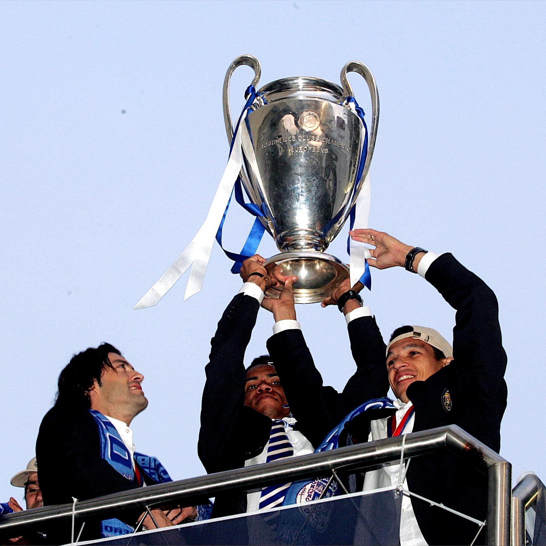 JOGADORES DO FC PORTO COM A TAÇA DOS CAMPEÕES