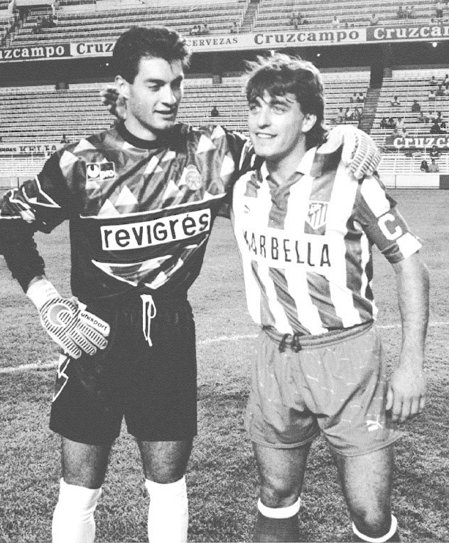 GUARDES E JOGADORES CELEBRAM EM CAMPO