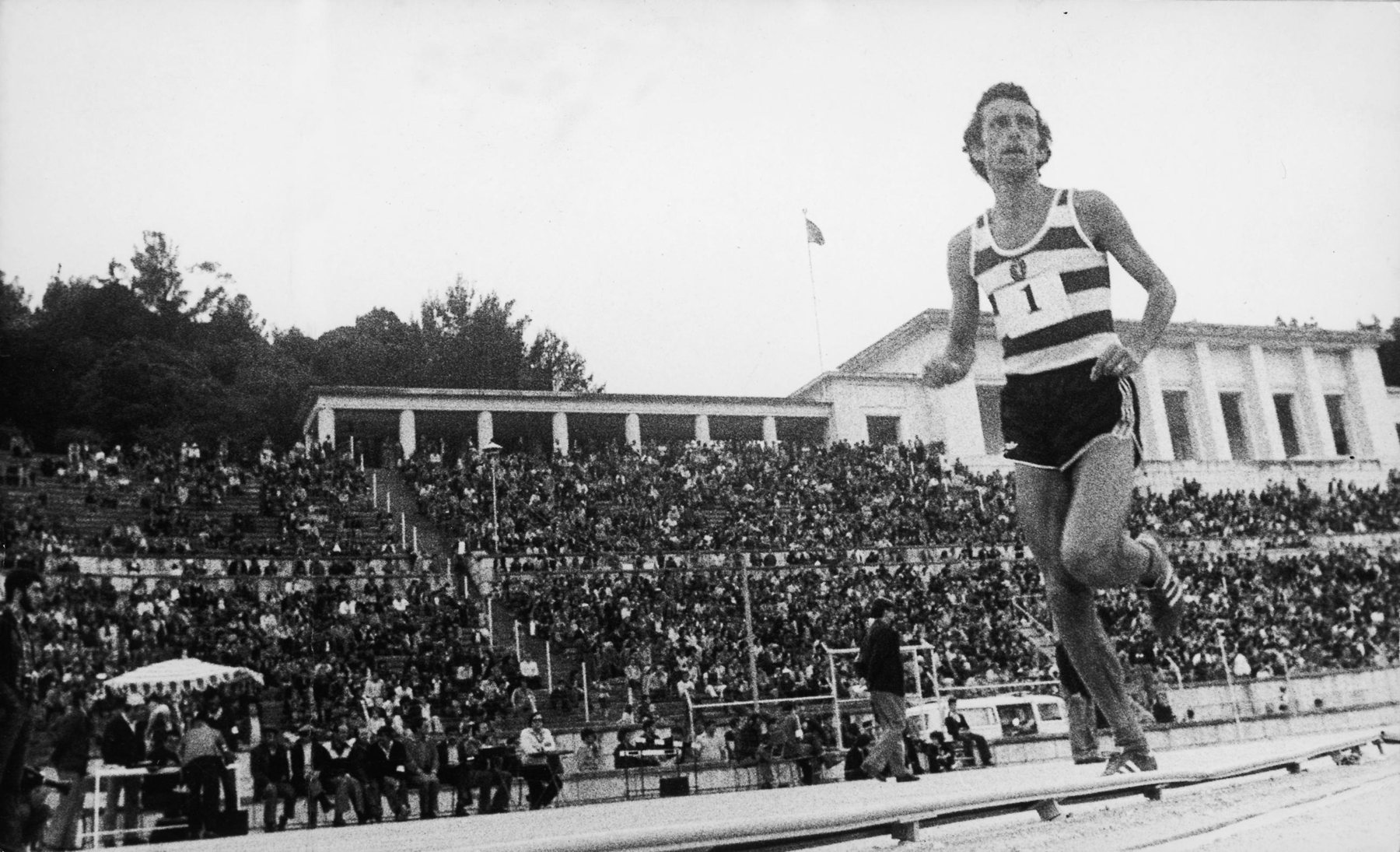 CORREDOR EM PISTA DE ATLETISMO